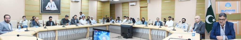 وائس چانسلر بیوٹمز یونیورسٹی پروفیسر ڈاکٹر خالد حفیظ فوٹوگرافی اور فنونِ لطیفہ سے متعلق منعقدہ تقریب کے شرکا سے خطاب کر رہے ہیں