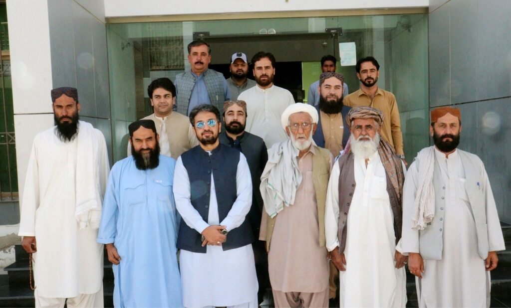 صوبائی وزیر خزانہ میر شعیب نوشیروانی کے ساتھ توبہ کاکڑی برشور کے قبائلی وفد کا گروپ فوٹو