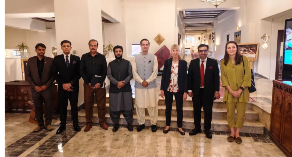 ایم ڈی بی ٹیوٹا عبدالکبیر زرکون کا جرمن سفیر HE Ina Lepel کے ساتھ گروپ فوٹو، اس موقع پر جرمن اعزازی کونصل جنرل میر مراد بلوچ، ڈائریکٹر بی ٹیوٹا غلام مصطفیٰ رئیسانی اور دیگر بھی موجود ہیں