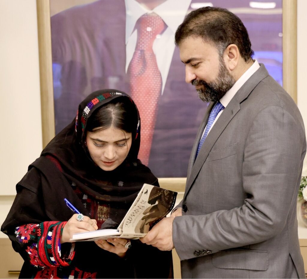 وزیر اعلیٰ بلوچستان میر سرفراز بگٹی کو نیشنل ورکشاپ بلوچستان میں شریک ایک طالبہ اپنی دستخط شدہ تصنیف پیش کر رہی ہیں