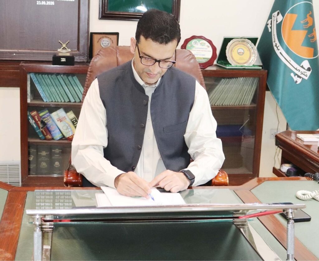 Commissioner Sevi Division Irfanullah Khan ne apne ohde ka charge sambhal kar faraiz mansabi ki adaigi ka aghaz kar diya hai