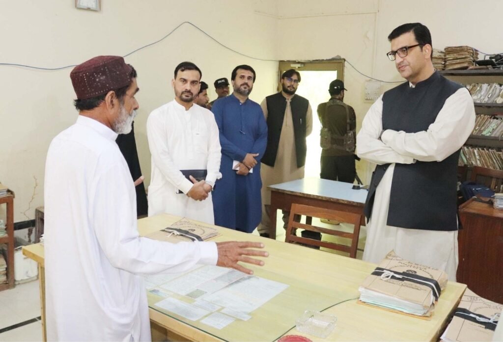 Commissioner Sevi Division Irfanullah Khan ne ohde ka charge sambhalne ke baad apne daftar ka muaina kiya aur mukhtalif shobon ka jaiza liya