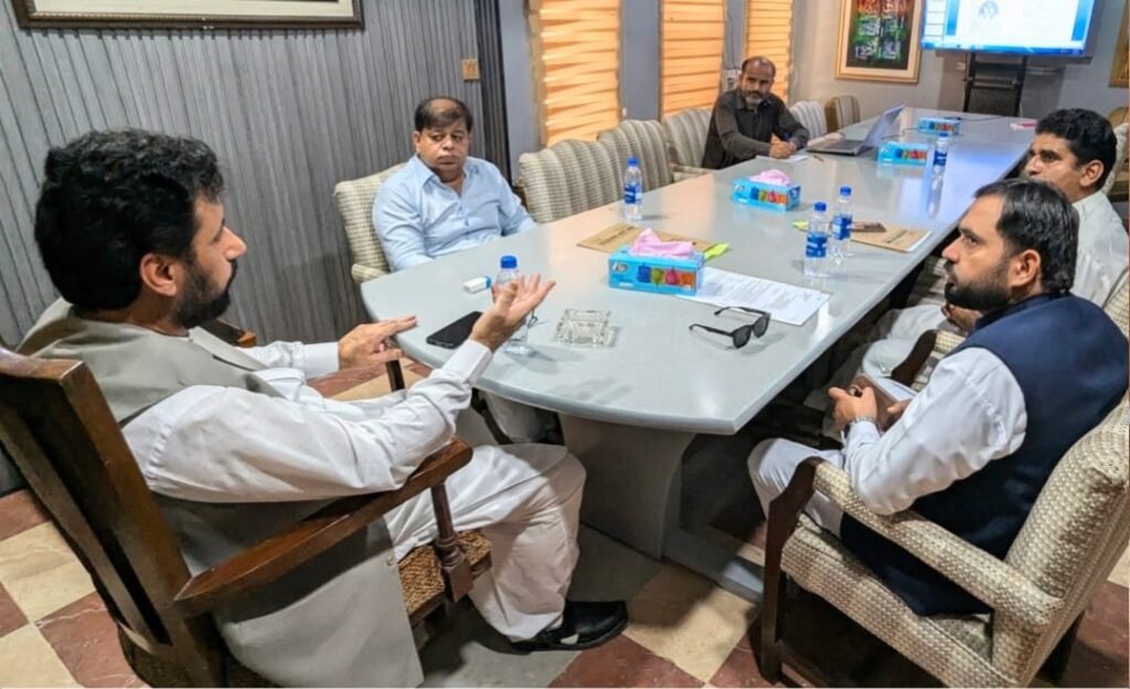 نصیر آباد: کمشنر صلاح الدین نورزئی سرکاری گاڑی کی نیلامی کے حوالے سے منعقدہ اجلاس کی صدارت کر رہے ہیں
