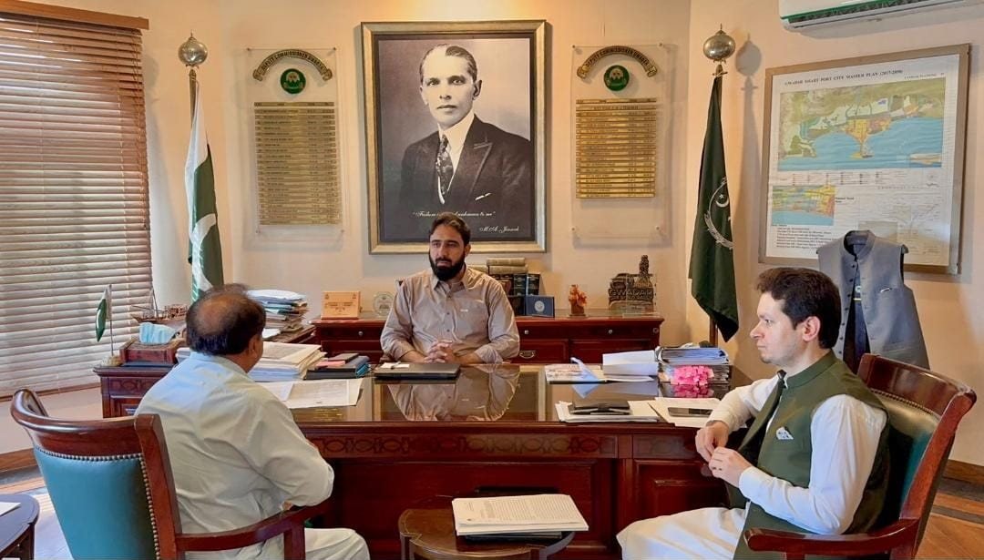 گوادر میں اسکولوں کی مرمت و بحالی کے منصوبے: ڈی سی نقیب اللہ کاکڑ کی ٹھیکیداروں کو کام تیز کرنے کی ہدایت