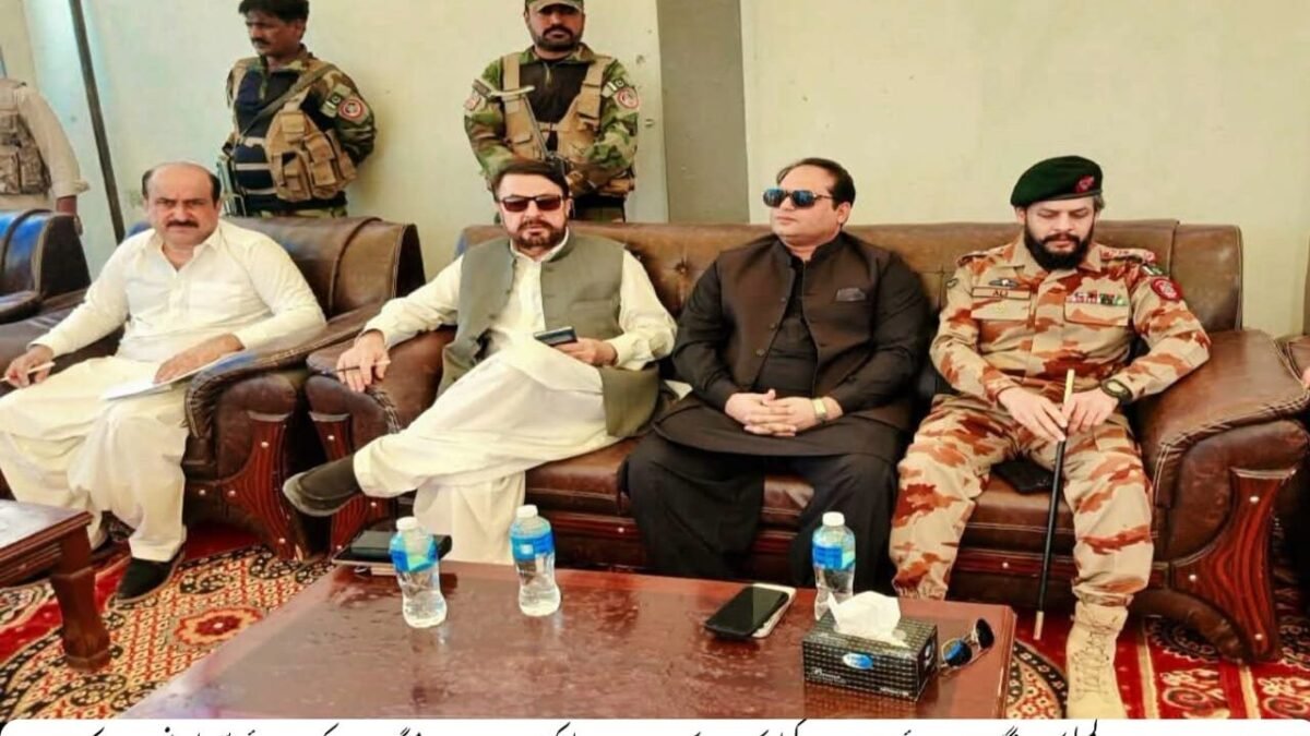 قلعہ عبداللہ میں کھلی کچہری: ڈی سی منور حسین مگسی اور ایم پی اے انجینئر زمرک خان اچکزئی نے عوامی مسائل سنے