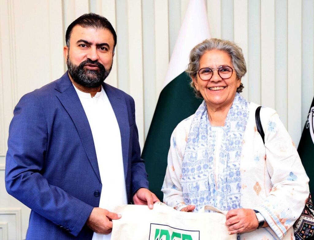 وزیر اعلیٰ بلوچستان میر سرفراز بگٹی کو آئی ڈی ایس پی کی سربراہ ڈاکٹر قرۃ العین بختیاری اپنے ادارے کی جانب سے ماحول دوست مطبوعات پیش کر رہی ہیں