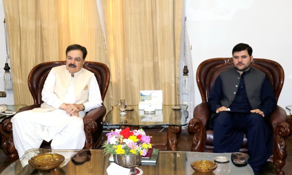 Governor Balochistan Jaffar Khan Mandokhail se Rehmatullah Kakar mulaqat kar rahe hain