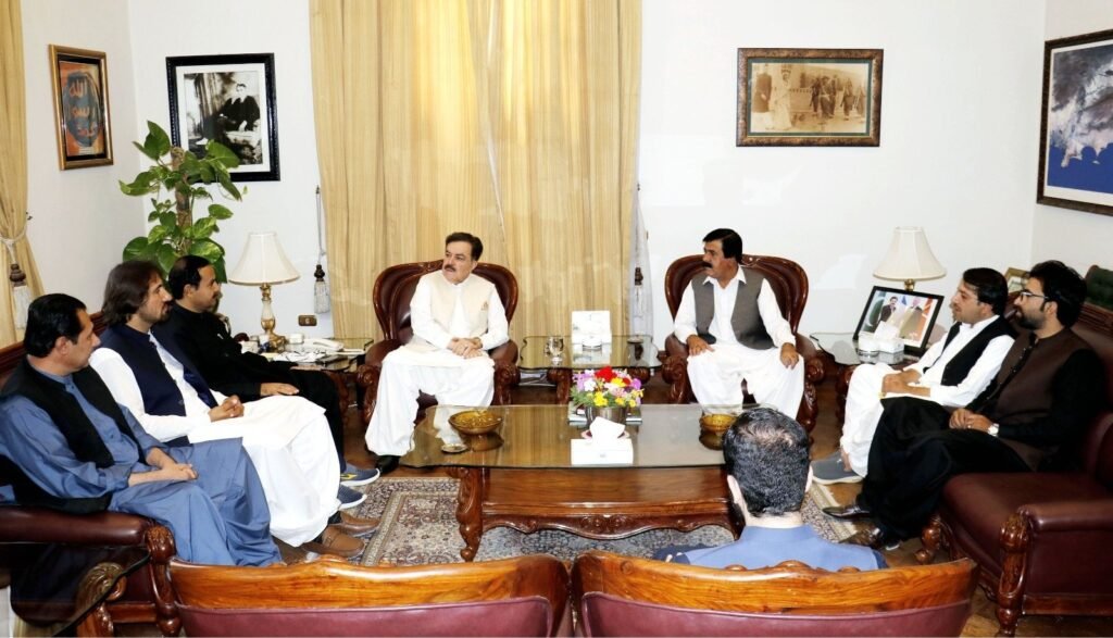 Governor Balochistan Jaffar Khan Mandokhail se Mazloom Awami Tehreek ke soobai sadr Aslam Achakzai ki qayadat mein wafd mulaqat kar raha hai