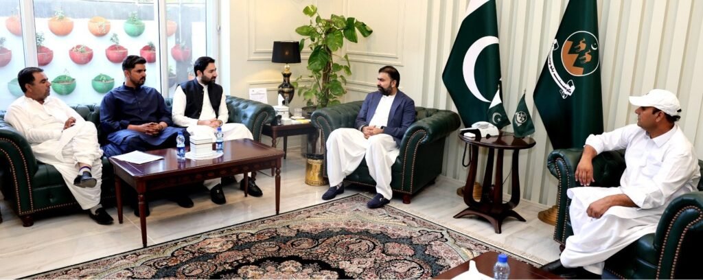 وزیر اعلیٰ بلوچستان میر سرفراز بگٹی سے اعجاز سنجرانی کی قیادت میں شہید ملک کریم داد کے صاحبزادے ملاقات کر رہے ہیں
