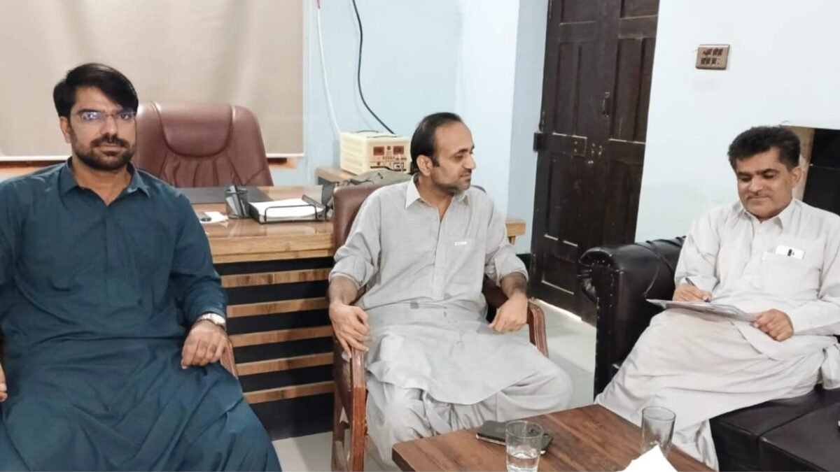 اسسٹنٹ کمشنر بلیدہ ابوبکر میروانی کی ایم ڈی پی پی ایچ آئی مرتضیٰ بلوچ سے ملاقات، بی ایچ یوز پر بریفنگ