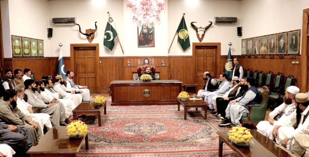 گورنر بلوچستان جعفر خان مندوخیل سے صدر مرکزی تنظیم تاجران بلوچستان سید عبدالقیوم آغا کی قیادت میں وفد ملاقات کر رہا ہے