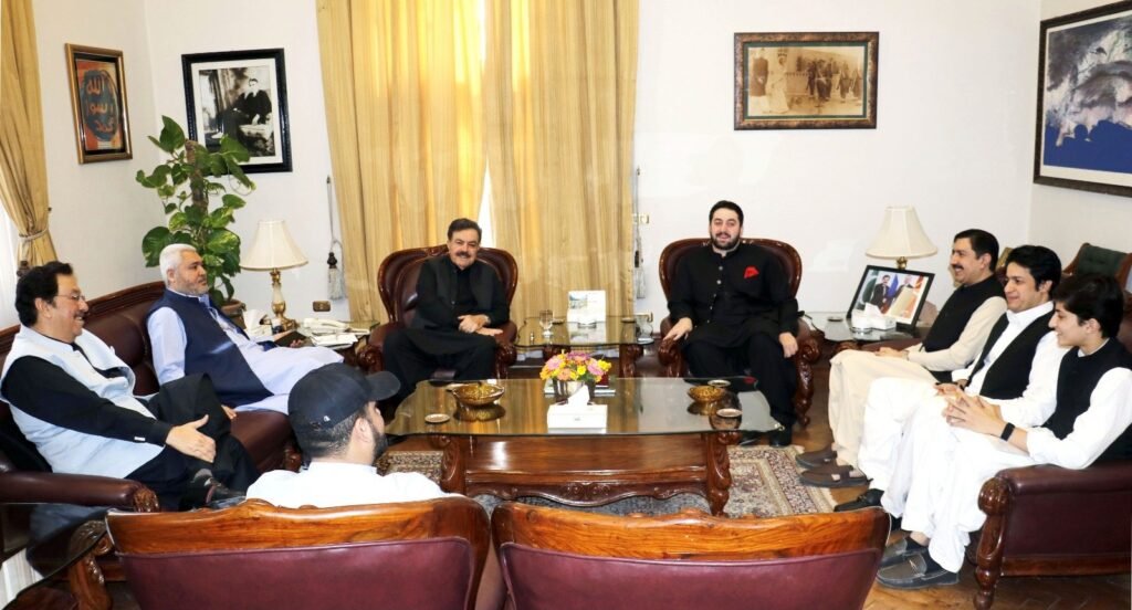 گورنر بلوچستان جعفر خان مندوخیل سے ایم این اے جمال شاہ کاکڑ، سینیٹر سعید الحسن مندوخیل، ایم پی اے زرک خان مندوخیل اور سردار موسیٰ خان کاکڑ ملاقات کر رہے ہیں