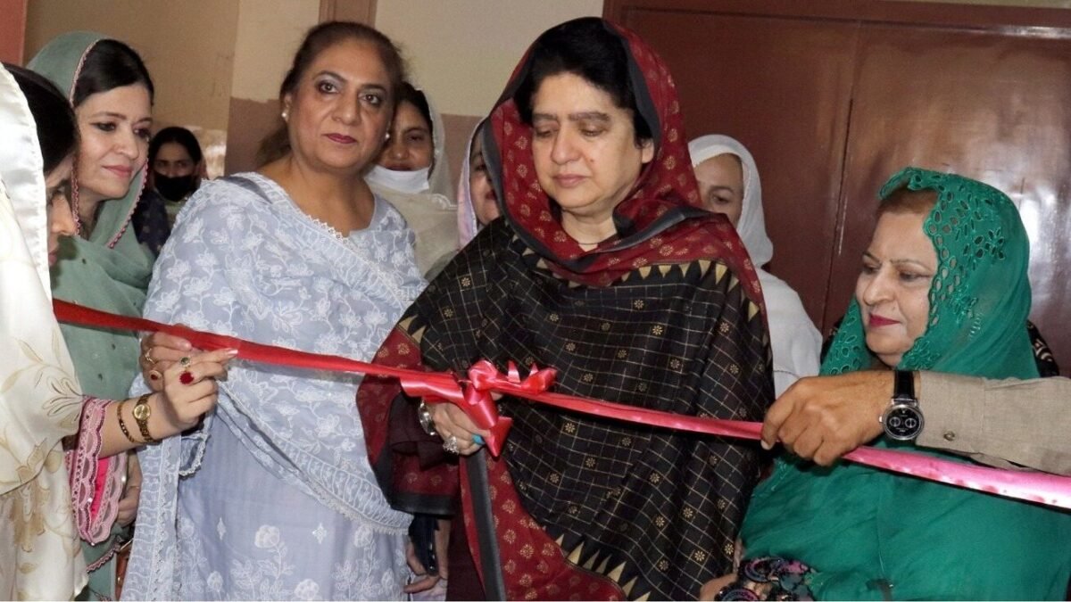 راحیلہ حمید خان درانی کا گرلز ڈگری کالج کواری روڈ کوئٹہ میں سائنس و آرٹس نمائش کا افتتاح
