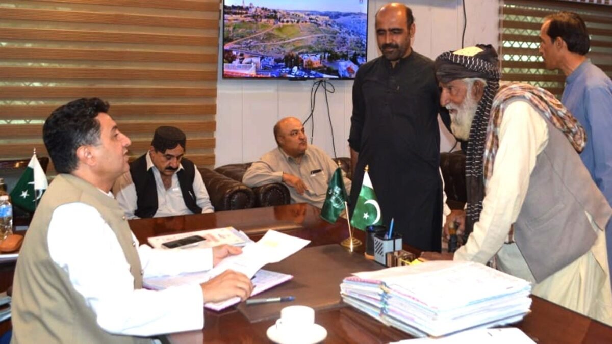 ڈپٹی کمشنر زیارت عبدالقدوس اچکزئی نے شہریوں کے مسائل سنے، ڈسٹرکٹ واٹر بورڈ کمیٹی کے اجلاس کی صدارت