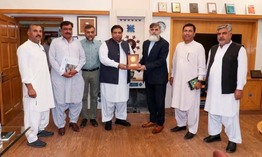 صوبائی سیکرٹری جنگلات و جنگلی حیات بلوچستان عمران گچکی کو چیف ایگزیکٹو آفیسر BRSP طاہر رشید ماحولیاتی تحفظ و آگاہی کے مفاہمتی معاہدے کی تقریب کے بعد شیلڈ پیش کر رہے ہیں