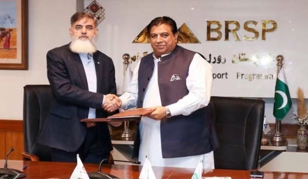 سیکرٹری جنگلات و جنگلی حیات بلوچستان عمران گچکی کو چیف ایگزیکٹو آفیسر BRSP طاہر رشید ماحولیاتی تحفظ و آگاہی کے مفاہمتی معاہدے کی کاپی پیش کر رہے ہیں
