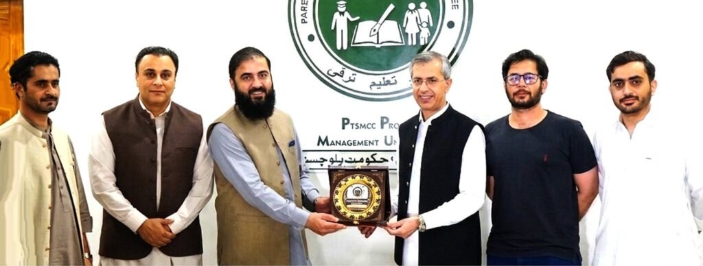 Secretary Secondary Taleem Lal Jan Jaffar ko Public Private Project Management Unit ke Project Director Najeebullah Tareen shield pesh kar rahe hain