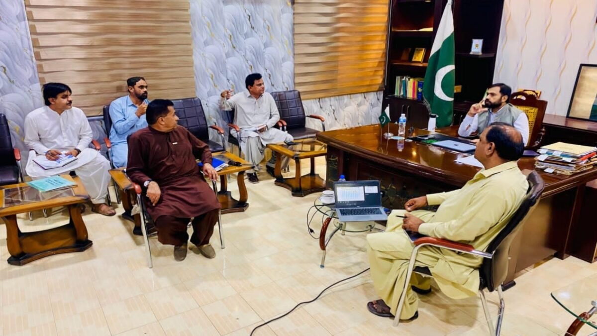 نصیرآباد: حفاظتی ٹیکہ جات کا ماہانہ جائزہ، ڈپٹی کمشنر وریندر لعل کی محروم بچوں کی نشاندہی کی ہدایت