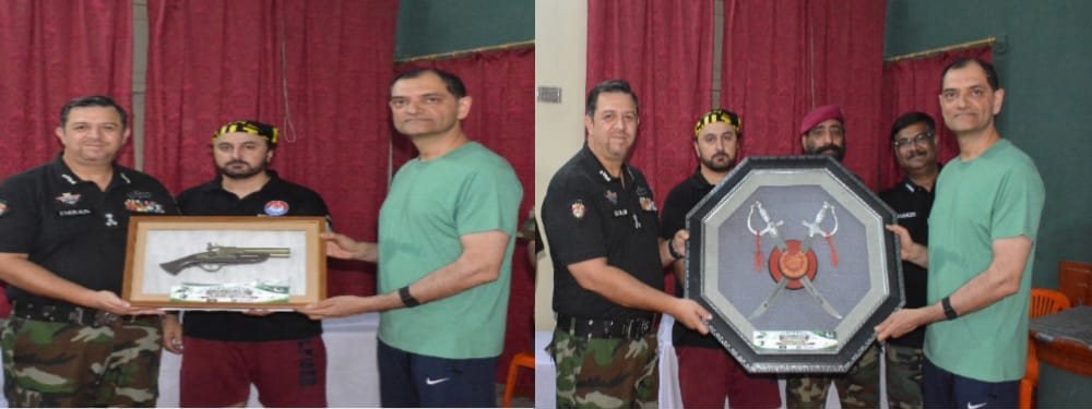 آئی جی پولیس بلوچستان محمد طاہر کو ڈی آئی جی پولیس کوئٹہ عمران شوکت بیڈمنٹن ٹورنامنٹ کی اختتامی تقریب کے موقع پر سووینئر پیش کر رہے ہیں