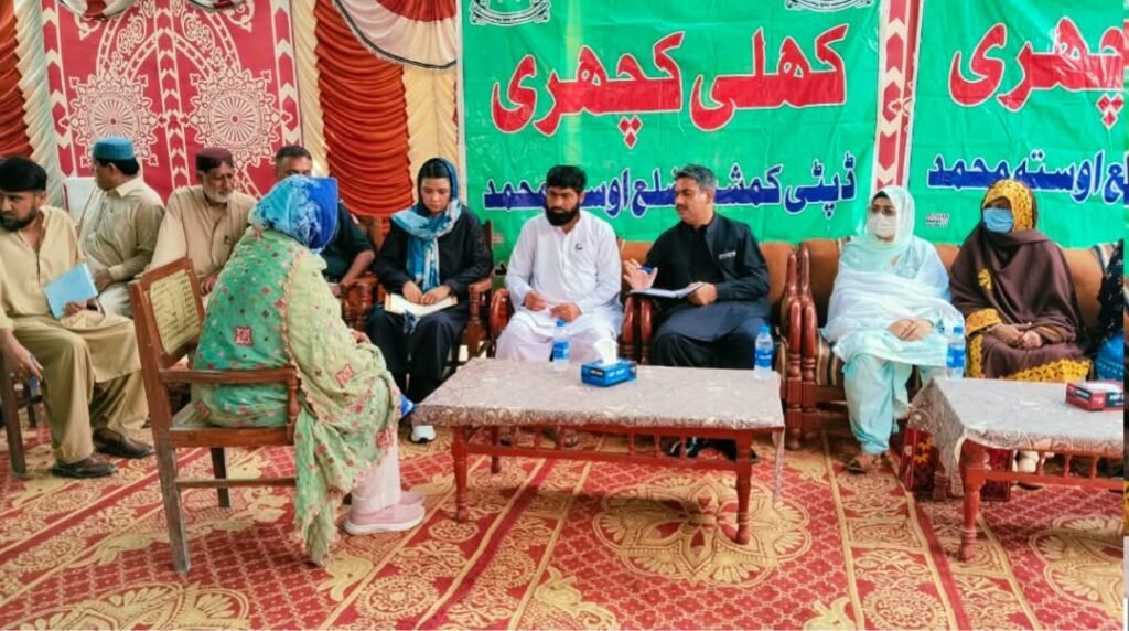استا محمد: ڈپٹی کمشنر محمد رمضان پلال کو خاتون کھلی کچہری کے موقع پر اپنے درپیش مسائل کے متعلق آگاہی فراہم کر رہی ہیں