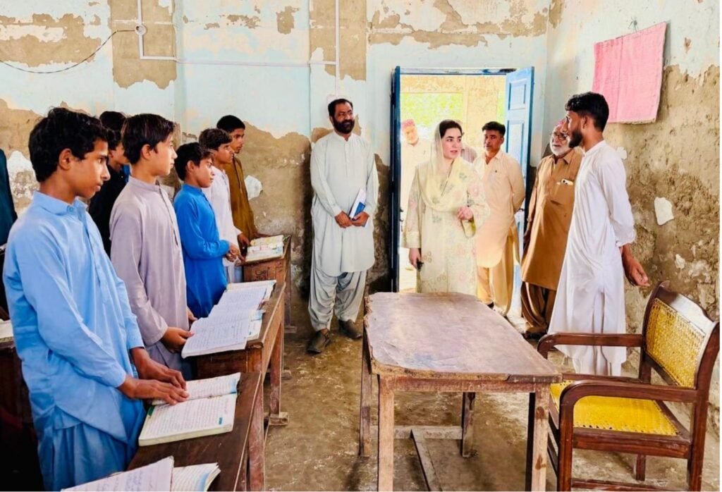 صحبت پور: ڈپٹی کمشنر فریدہ ترین ڈسٹرکٹ ایجوکیشن آفیسر کے ہمراہ گورنمنٹ بوائز ہائی آدم پور کا دورہ کر رہی ہیں