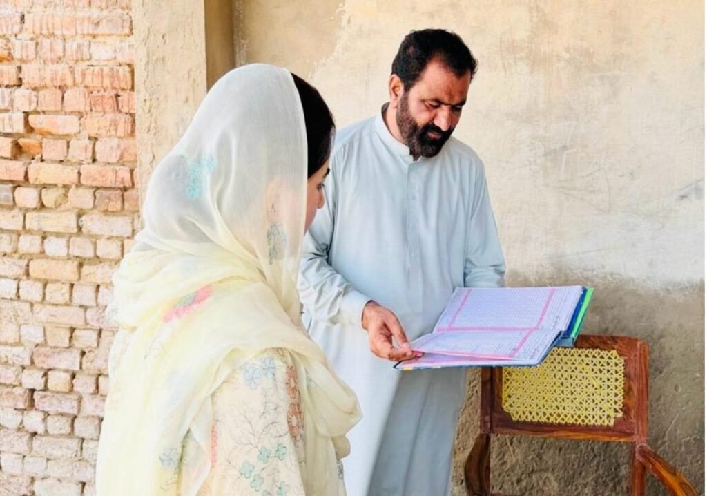 صحبت پور: ڈپٹی کمشنر فریدہ ترین ڈسٹرکٹ ایجوکیشن آفیسر کے ہمراہ گورنمنٹ گرلز ہائی سکول داؤد کھیازئی کے دورے کے موقع پر حاضری رجسٹر چیک کر رہی ہیں