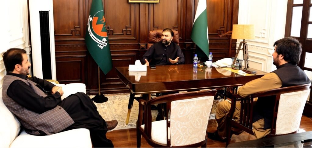 وزیراعلیٰ بلوچستان میر سرفراز بگٹی سے سابق ڈپٹی اسپیکر سردار بابر خان موسیٰ خیل اور سردار محمد حنیف خان موسیٰ خیل ملاقات کر رہے ہیں