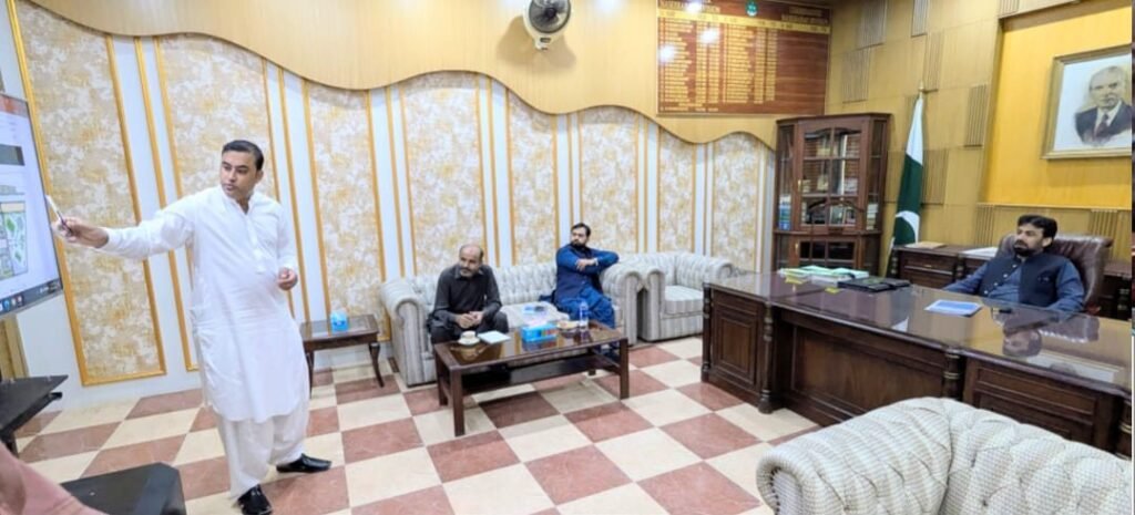نصیرآباد: کمشنر صلاح الدین نورزئی کو پی ڈی عامر عزیز مگسی زیر تعمیر میڈیکل کالج کے متعلق بریفنگ دے رہے ہیں