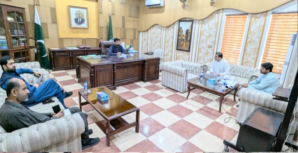 نصیرآباد: کمشنر صلاح الدین نورزئی کو پی ڈی عامر عزیز مگسی زیر تعمیر میڈیکل کالج کے متعلق بریفنگ دے رہے ہیں
