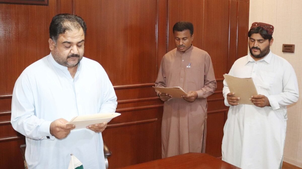 سیوی: میونسپل کمیٹی وارڈ 20 اور یونین کونسل 06 کے کامیاب بلدیاتی نمائندوں نے حلف اٹھا لیا