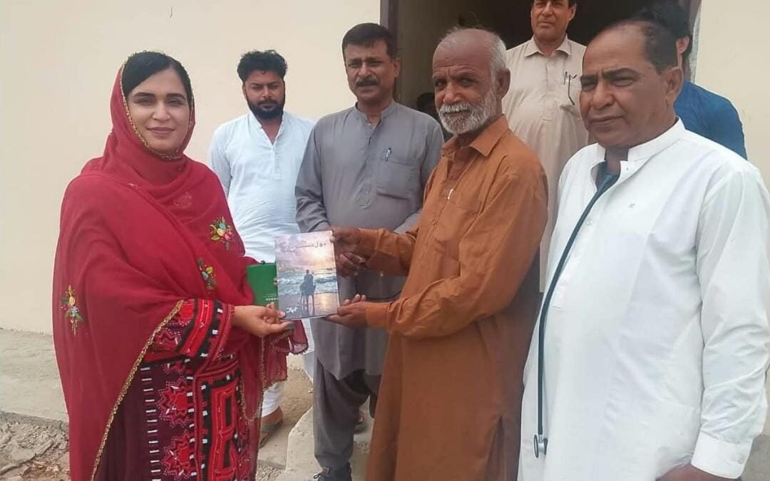 اورماڑہ: بلوچی شاعر سلیم بزگ نے اسسٹنٹ کمشنر ڈاکٹر ماہ نور برکت کو شعری مجموعہ ”چَول چستیں چاڑ“ پیش کیا