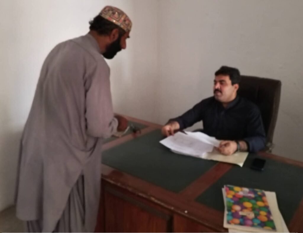 Rakhni: Assistant Commissioner Fahad Hussain Umrani apne daftar mein daftari umoor aur awami masail ka jaiza le rahe hain