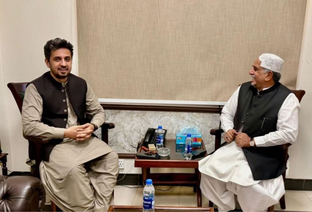 صوبائی وزیر خزانہ میر شعیب نوشیروانی سے مشیر ایکسائز حاجی محمد خان لہڑی ملاقات کر رہے ہیں