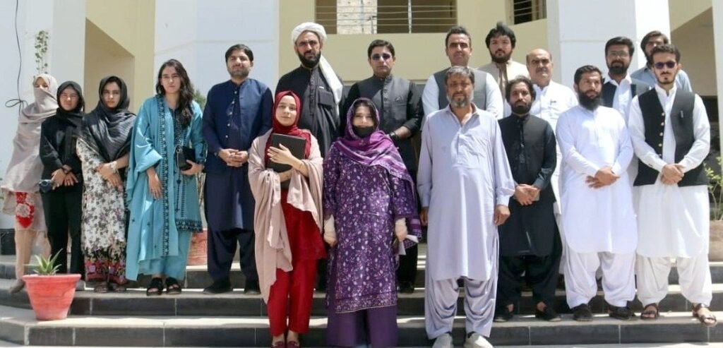 بلوچستان سینٹر آف ایکسیلنس حکومت بلوچستان کا یوم دفاع پاکستان کے موقع پر Resilient and Rising Pakistan کے عنوان سے منعقدہ کانفرنس کے اختتام پر شرکاء کا گروپ فوٹو