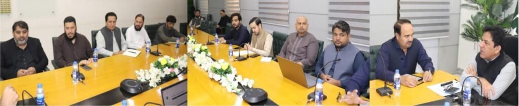 کمشنر کوئٹہ ڈویژن ذیشان لاشاری گرین بس سروس کو ڈیجیٹائز اور عوام کو بہتر سہولیات کی فراہمی کے حوالے سے منعقدہ اجلاس کی صدارت کر رہے ہیں