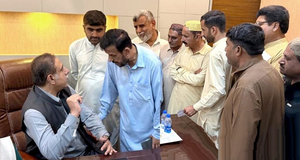 صوبائی وزیر مواصلات و تعمیرات میر سلیم احمد کھوسہ اپنے دفتر میں لوگوں کے مسائل سن رہے ہیں