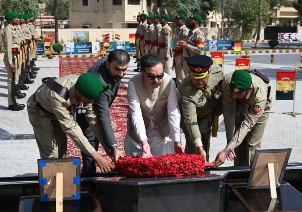 گورنر بلوچستان شیخ جعفر خان مندوخیل، وزیر اعلیٰ بلوچستان میر سرفراز بگٹی، کور کمانڈر بلوچستان لیفٹیننٹ جنرل راحت نسیم احمد خان یوم دفاع کے موقع پر یادگار شہداء پر پھول چڑھا رہے ہیں
