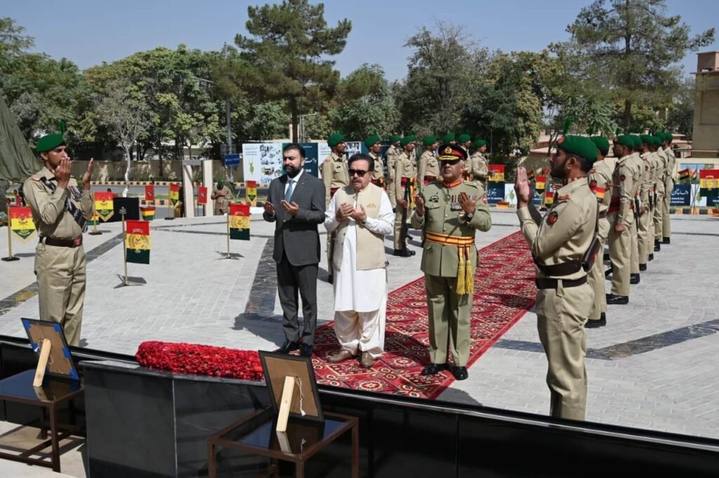 گورنر بلوچستان شیخ جعفر خان مندوخیل، وزیر اعلیٰ بلوچستان میر سرفراز بگٹی، کور کمانڈر بلوچستان لیفٹیننٹ جنرل راحت نسیم احمد خان یوم دفاع کے موقع پر یادگار شہداء پر دعا کر رہے ہیں