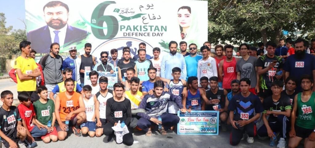 Director General Khel Dr Yasir Khan Bazai ka Mehkama Khel Balochistan ke zer-e-ehtemam Youm-e-Difa Pakistan ke moqe par "Run for Fun" race ke khilariyon ke hamrah group photo