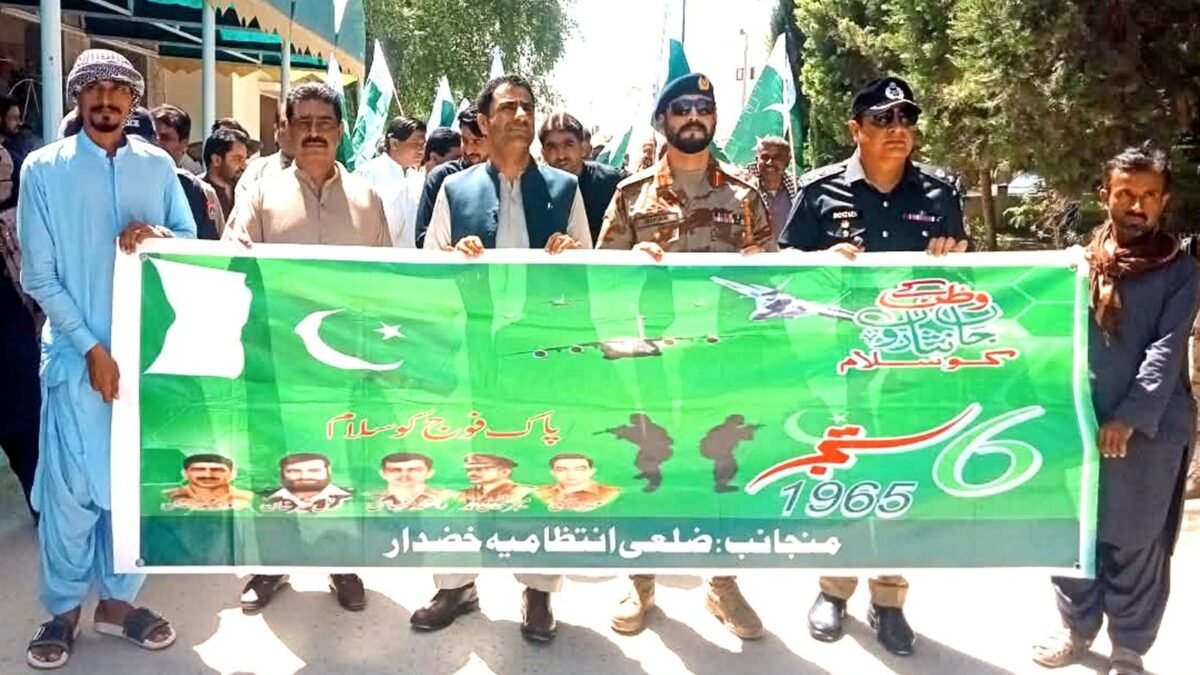 خضدار میں یوم دفاع پاکستان پر ضلعی انتظامیہ کی ریلی، ڈپٹی کمشنر عبدالرزاق ساسولی کی قیادت