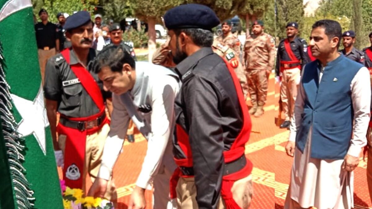 پولیس لائن خضدار میں یوم دفاع کی تقریب، کمشنر قادر بخش پرکانی نے یادگار شہداء پر پھول چڑھائے