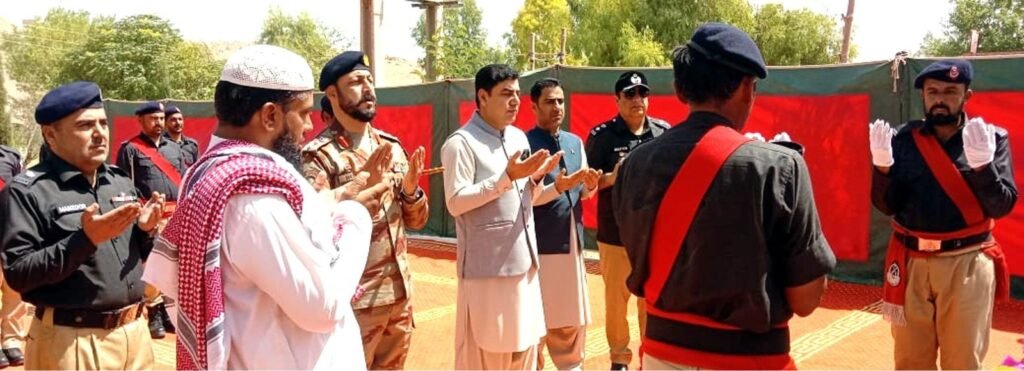 کمشنر خضدار ڈویژن قادر بخش پرکانی یوم دفاع پاکستان کے موقع پر شہداء کے لیے دعا کر رہے ہیں