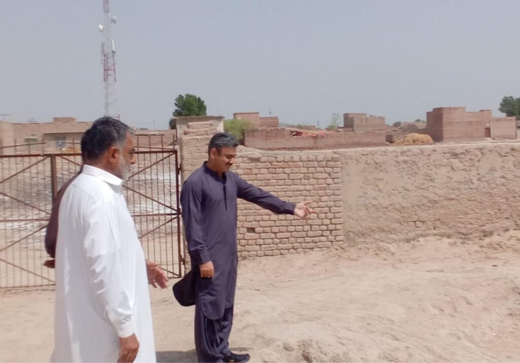 استا محمد: ڈپٹی کمشنر استا محمد محمد رمضان پلال واٹر سپلائی اسکیم گنداخہ کے تالابوں میں پانی اسٹور کرنے کے عمل کا جائزہ لے رہے ہیں
