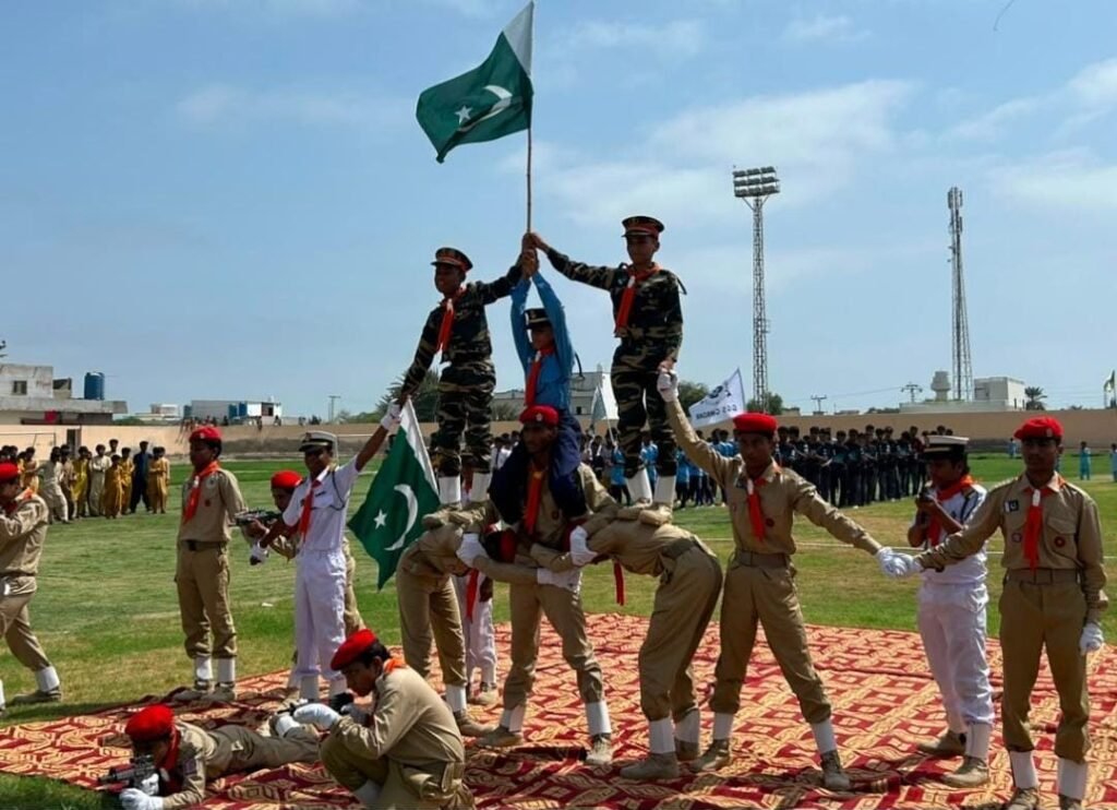 Gwadar: Mir Kalmati Inter Educational Sports Festival ki iftitahi taqreeb mein mukhtalif schoolon ke bachche tableau pesh kar rahe hain