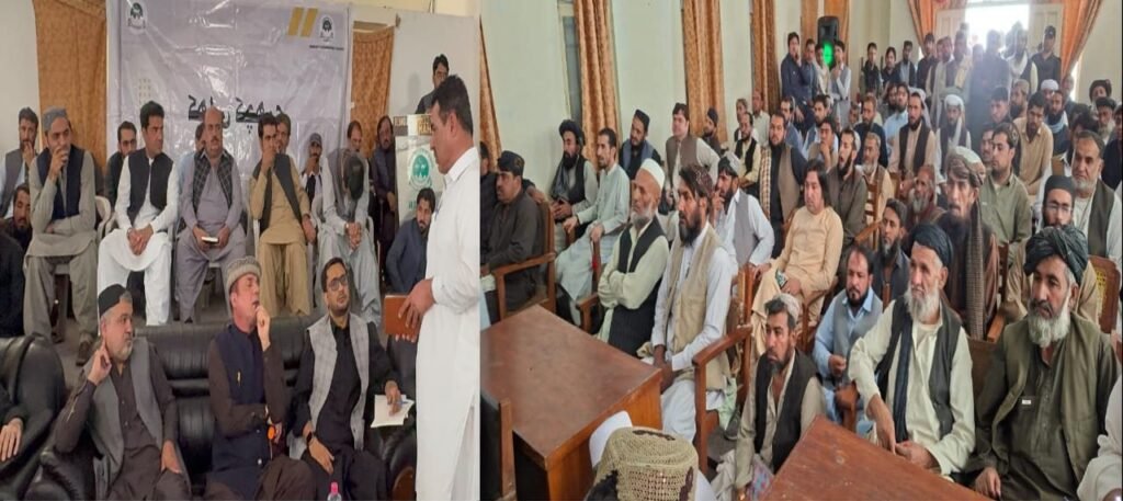 ڈپٹی کمشنر چمن حبیب احمد بنگلزئی کھلی کچہری میں قبائلی عمائدین، قومی مشران، علمائے کرام اور شہریوں کے مسائل سن رہے ہیں اور ان کے بروقت حل کے لیے متعلقہ محکموں کو ہدایات دے رہے ہیں