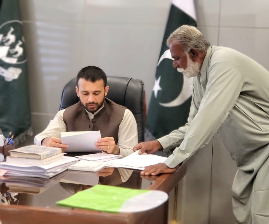 Parliamentary Secretary bara-e-Law, Tourism o Saqafat Nawabzada Mir Muhammad Zareen Khan Magsi sailin ke masail sun rahe hain