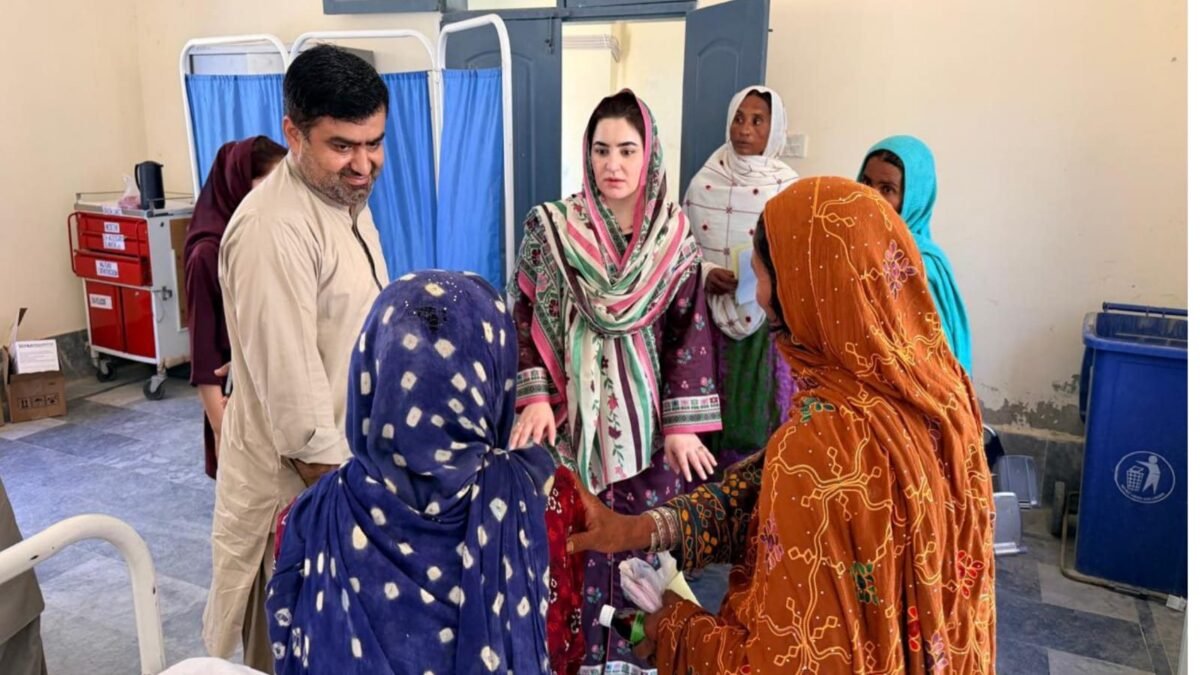 ڈپٹی کمشنر صحبت پور فریدہ ترین کا ڈی ایچ کیو ہسپتال کا دورہ، ادویات، صفائی اور عملے کی حاضری کا جائزہ