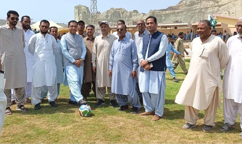 Gwadar: Mir Kalmati Inter Educational Sports Festival ki iftitahi taqreeb mein Director Education Munir Ahmed Nodezai Football tournament ka iftitah kar rahe hain