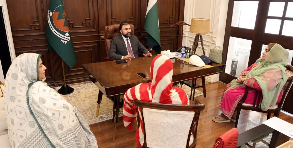 وزیر اعلیٰ بلوچستان میر سرفراز بگٹی سے ڈپٹی اسپیکر غزالہ گولہ کی قیادت میں اراکین صوبائی اسمبلی ملاقات کر رہی ہیں