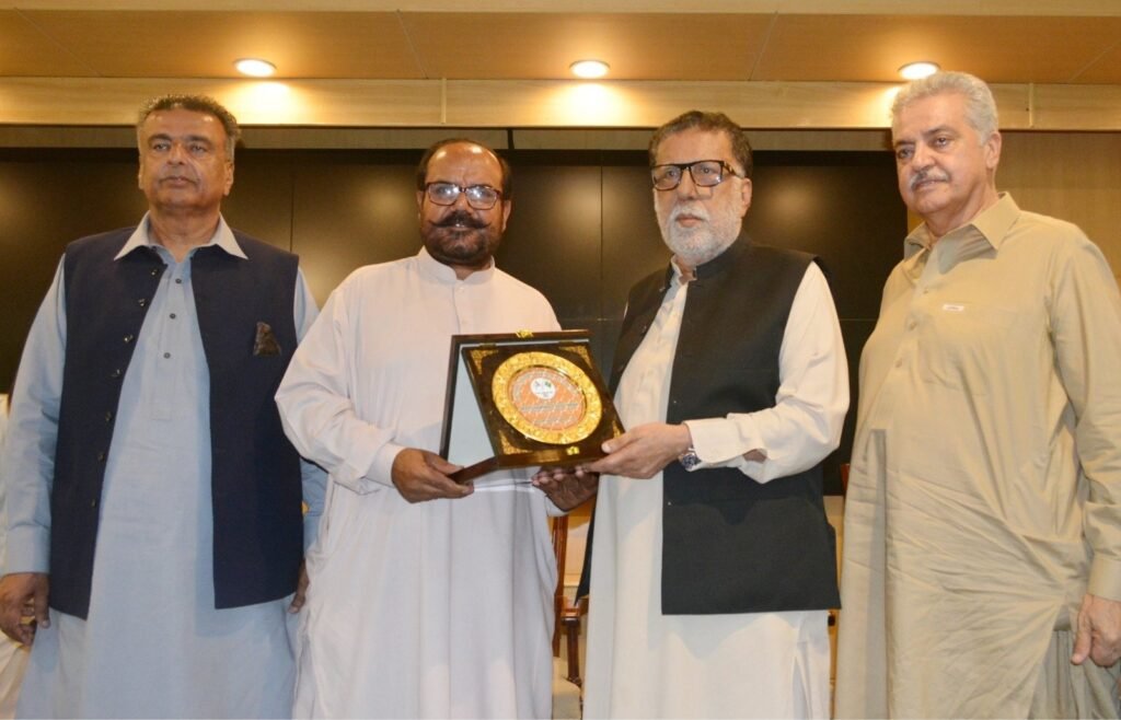 صوبائی وزیر آبپاشی میر محمد صادق عمرانی کو ضلعی صدر اپیکا رحمت اللہ زہری یادگاری شیلڈ دے رہے ہیں